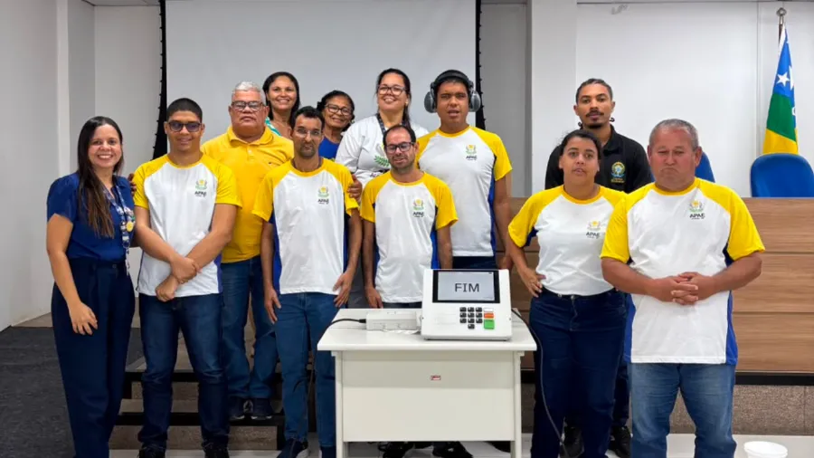 Assistidos da Apae Aracaju participam de teste de acessibilidade da urna eletrônica