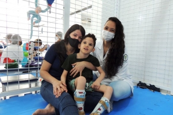 Pedro Luiz, assistido da Apae Aracaju junto com sua mãe, Rita Silva e a fisioterapeuta Karoline Tavares.
