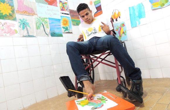 Assistido da Apae Aracaju que pinta com os pés vai representar Sergipe em evento nacional