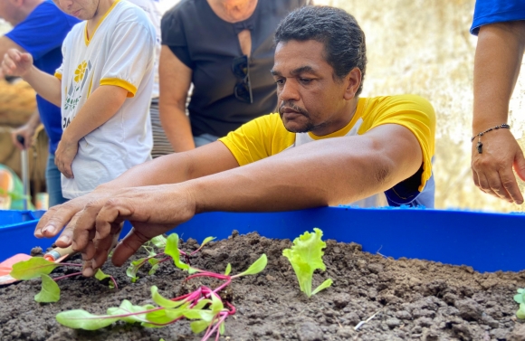 Emdagro leva programa de horta orgânica para Apae Aracaju