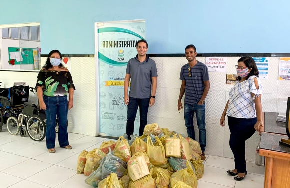 Solidariedade: Wallas Arrais e RSA Alimentos doam cestas básicas para a Apae Aracaju